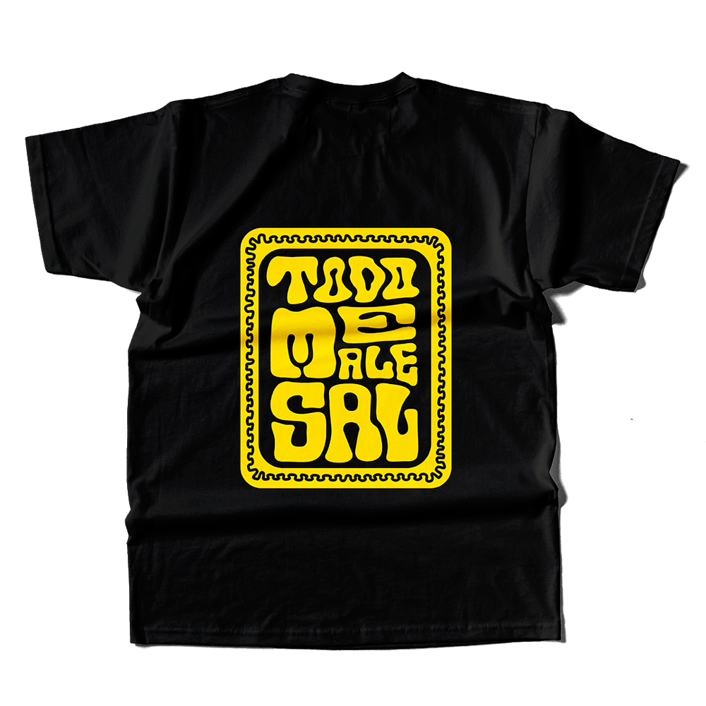 Camiseta negra con logo de todo me male sal en color naranja claro